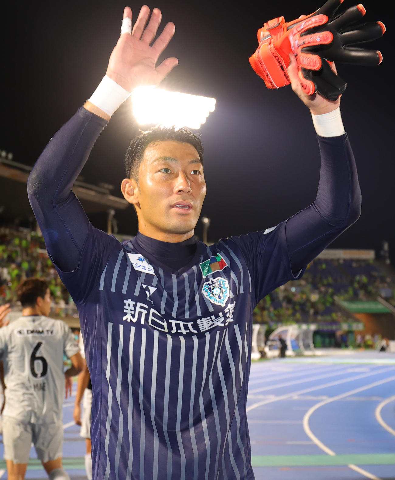 湘南対福岡　完封勝利の福岡GK村上昌謙は、サポーターのコールに応える（撮影・野上伸悟）