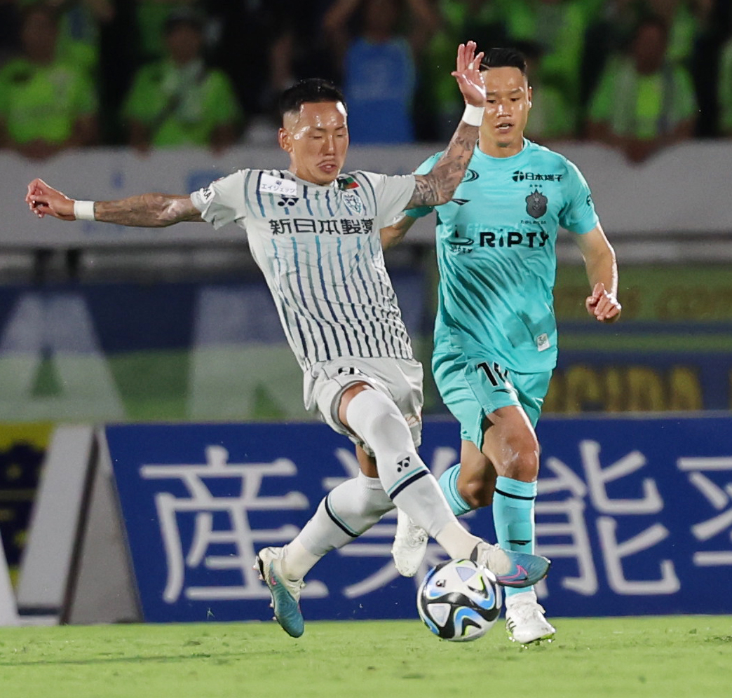 湘南対福岡　前半、トラップする福岡井手口。後方は湘南山田（撮影・野上伸悟