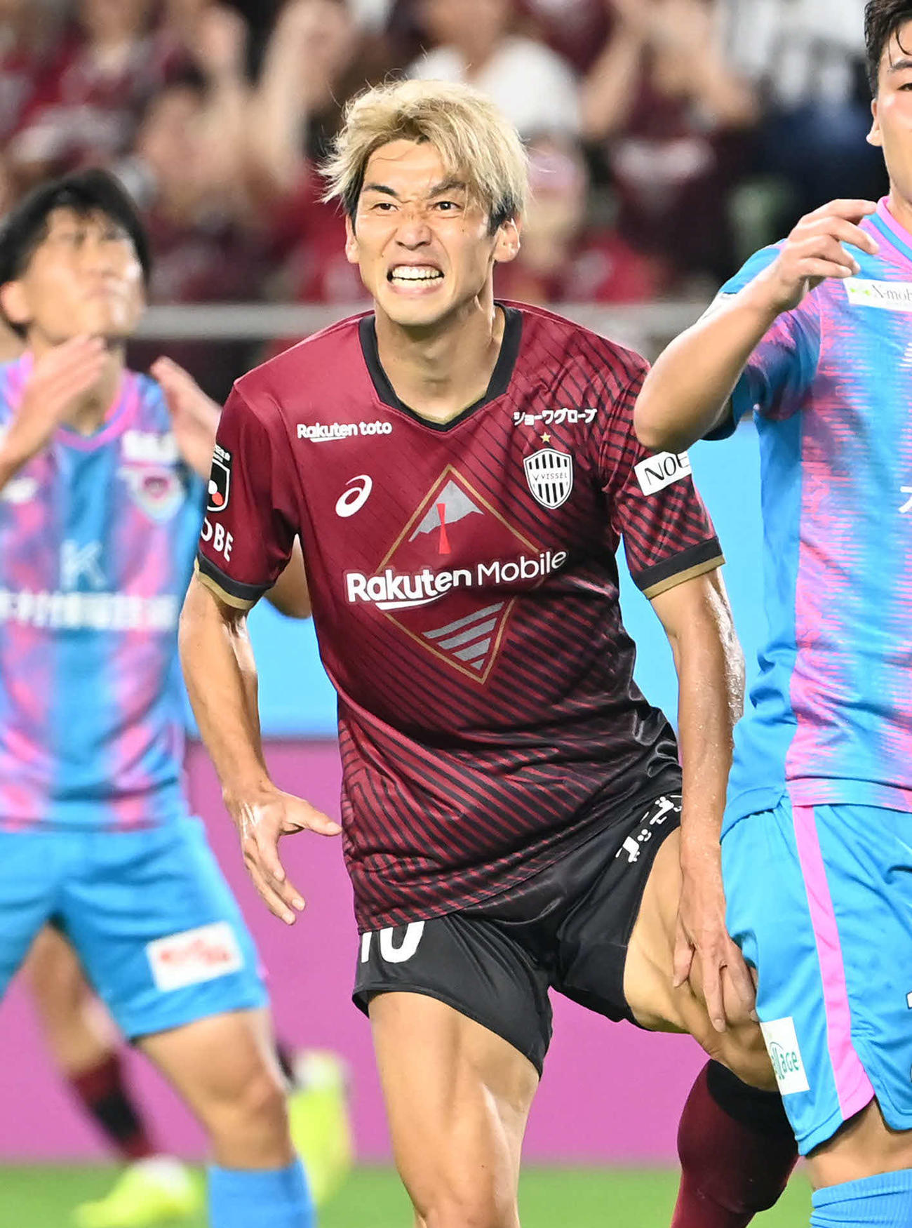 神戸対鳥栖　後半、ゴールを狙い足を痛がる神戸大迫（撮影・石井愛子）