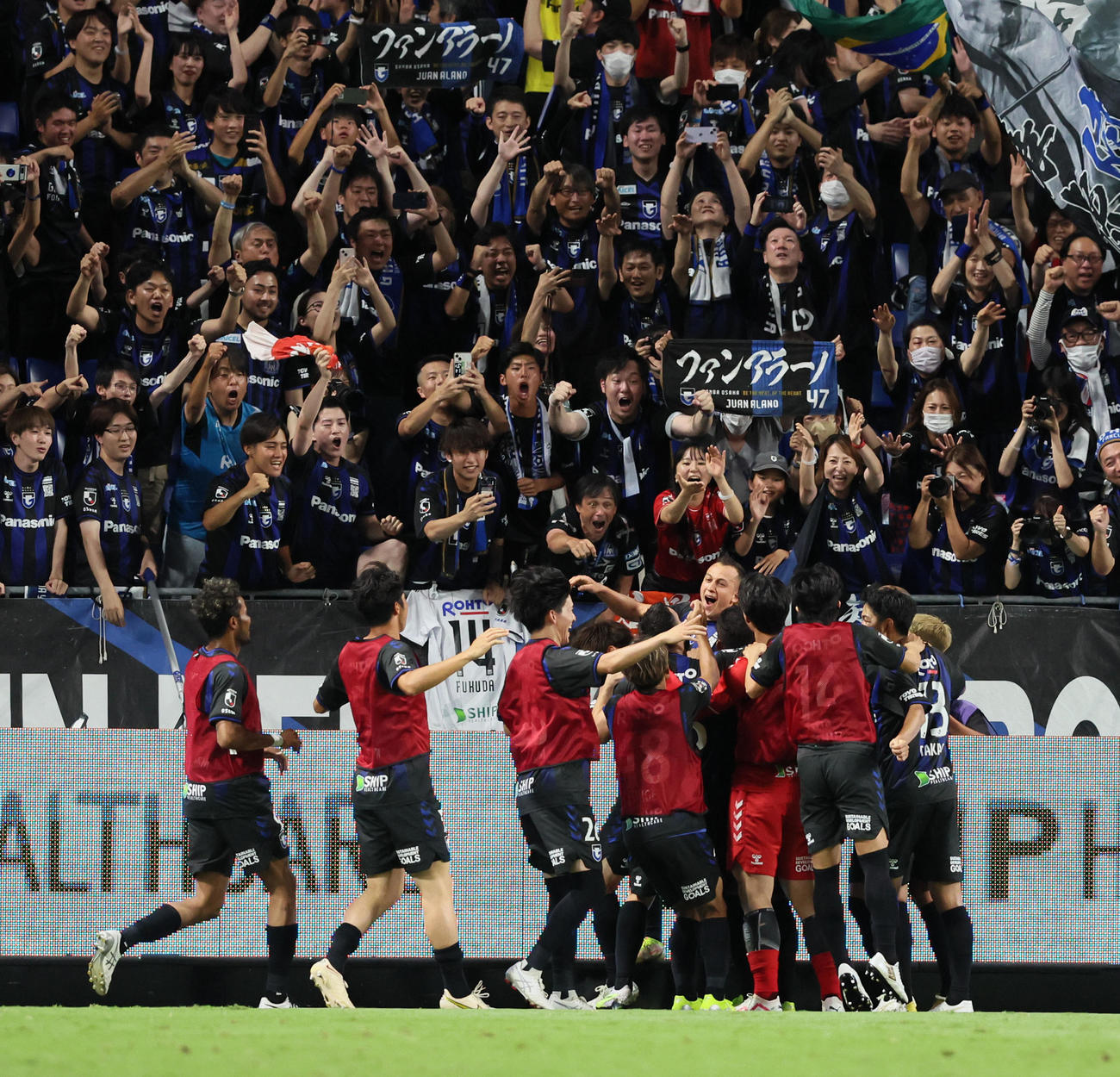 G大阪対柏　後半、G大阪のJ・アラーノはPKを決めイレブンと笑顔の抱擁を交わす（2023年7月16日撮影）