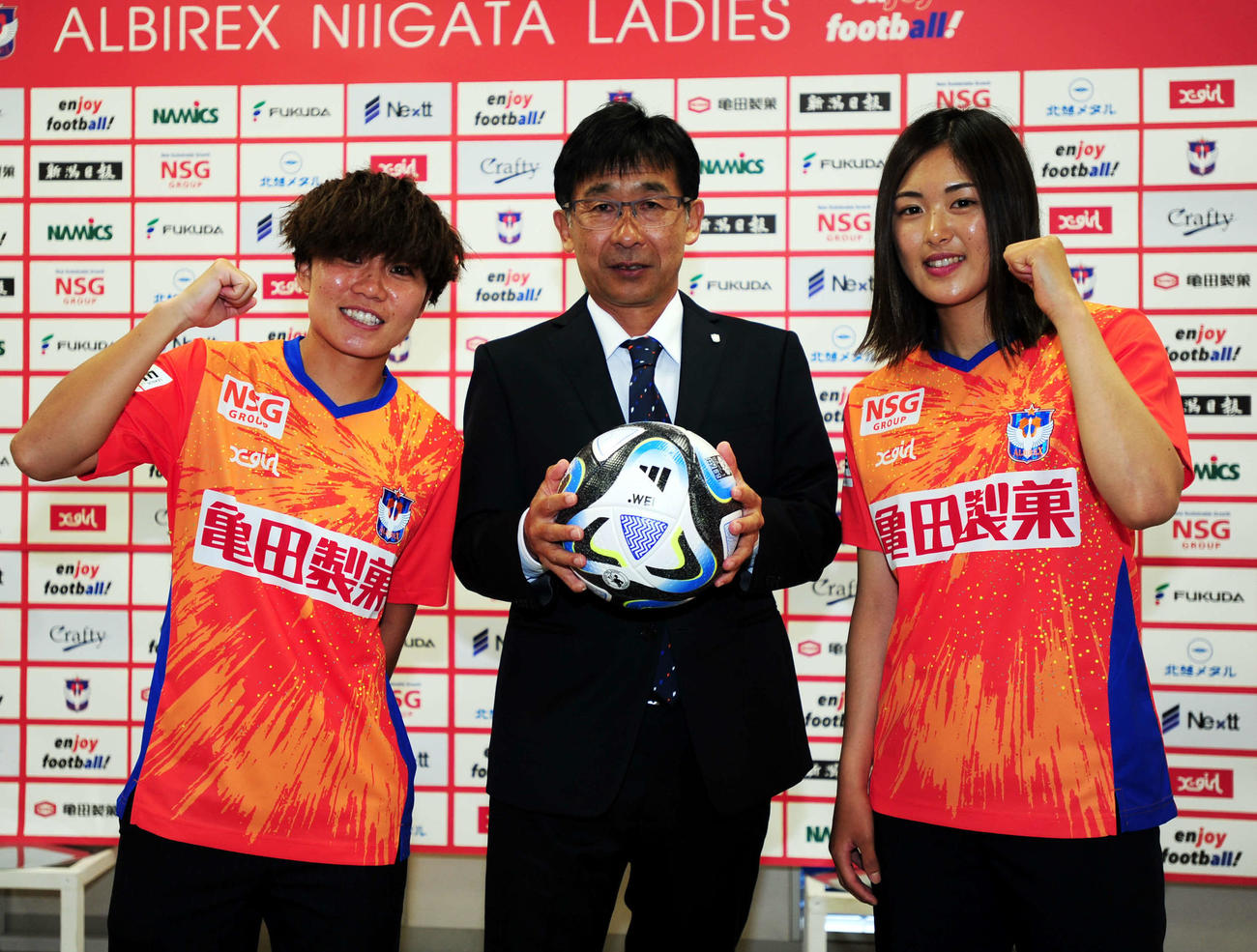 新体制会見に参加した、左から杉田亜未、橋川和晃新監督、石田千尋