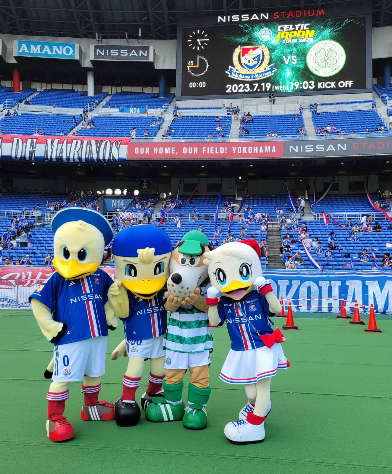 横浜対セルティック　ポーズを決める、左から横浜のマスコット、マリノス君、マリノスケ、セルティックのマスコット、フーピー、横浜のマスコット、マリン（撮影・井上学）