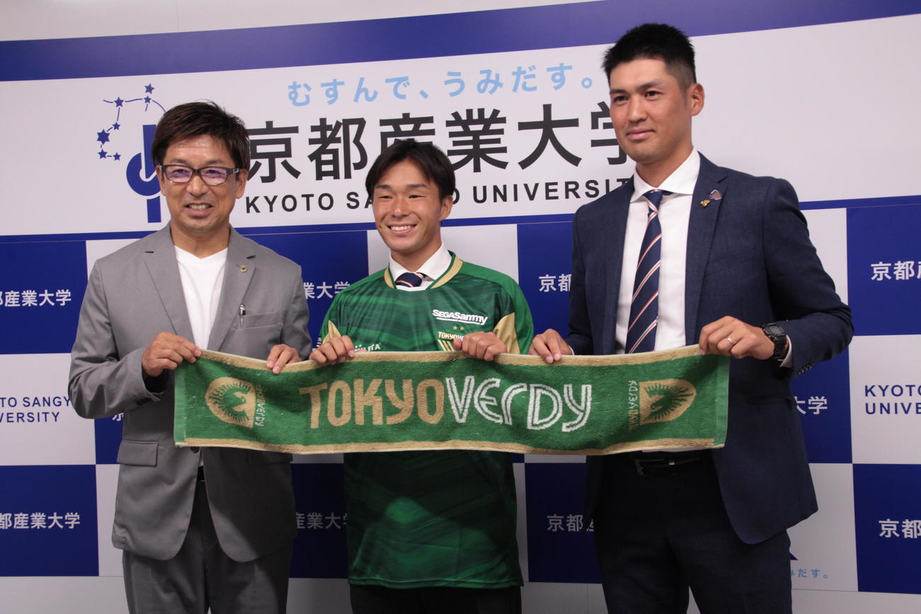 東京Vに来季加入が内定した京産大MF食野壮磨（中）。右は京産大の吉川拓也監督、左は東京Vの江尻篤彦強化部長（京産大提供）
