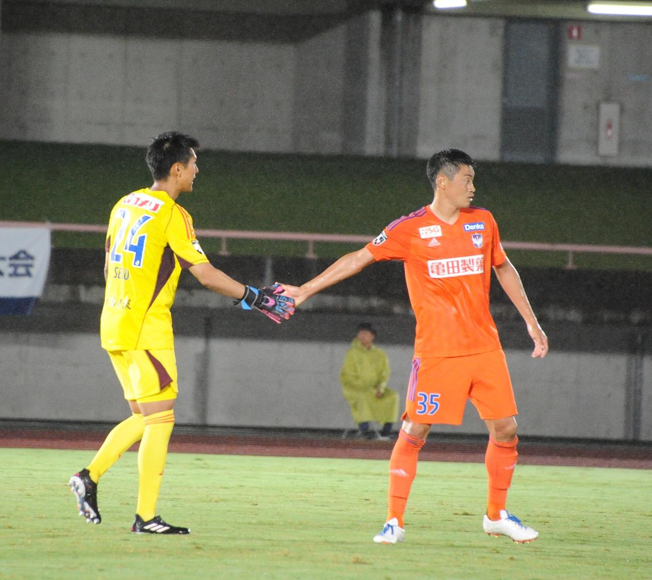 試合を4－3で制し、タッチで喜び合う千葉（右）と瀬口