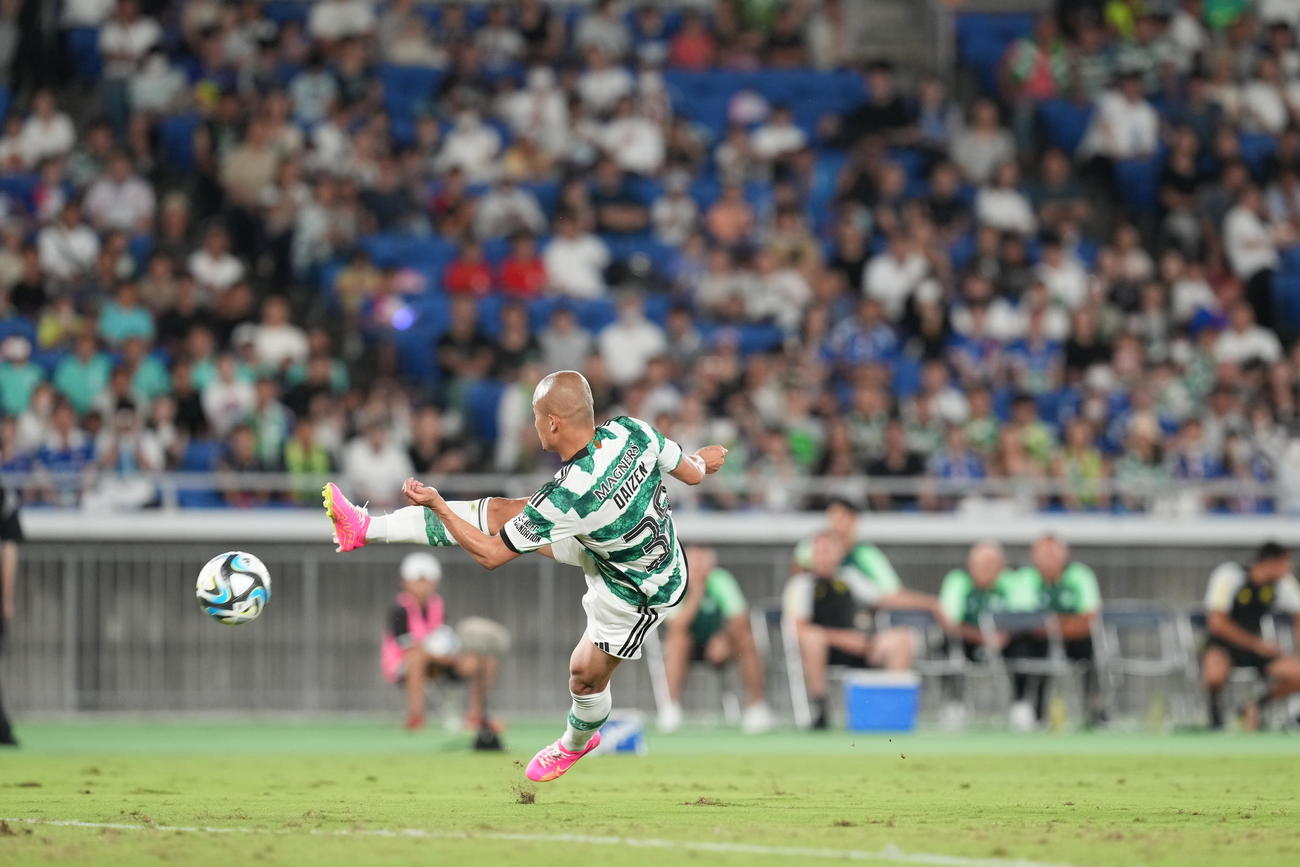 横浜対セルティック　後半、右足でゴールを狙うセルティック前田（撮影・井上学）