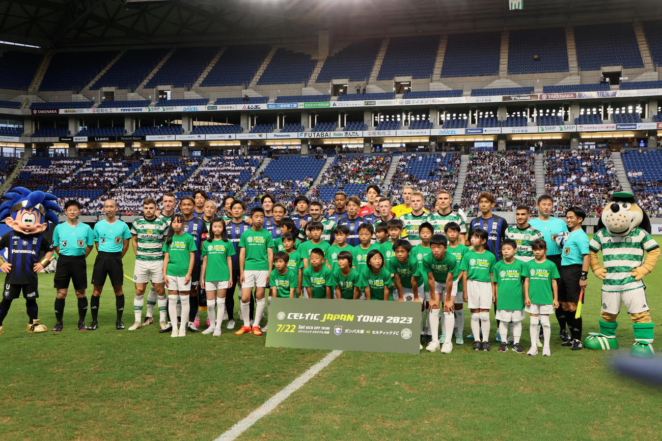 G大阪対セルティック　試合前記念写真に納まる両チームイレブンたち（撮影・加藤哉）