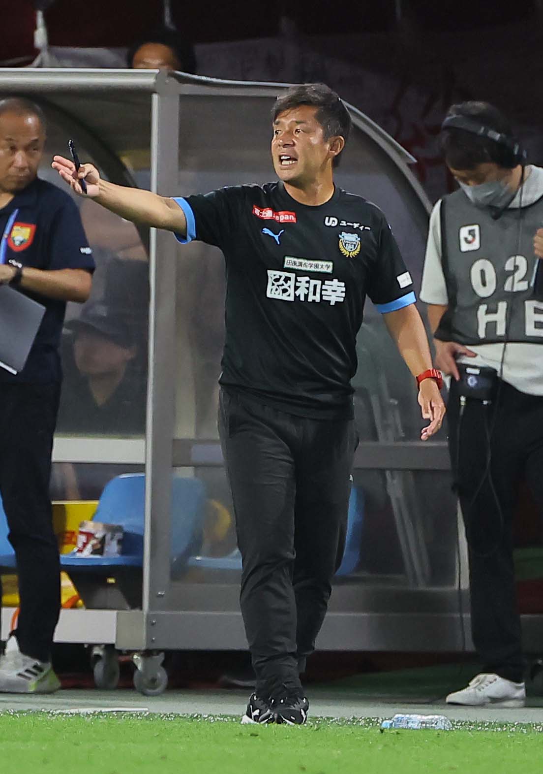 神戸対川崎F　選手に指示を出す川崎F鬼木監督（撮影・上田博志）