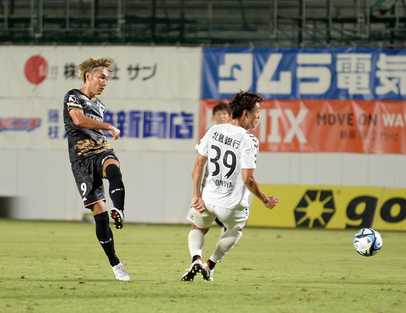 左足でゴールを狙う藤枝渡辺（左）