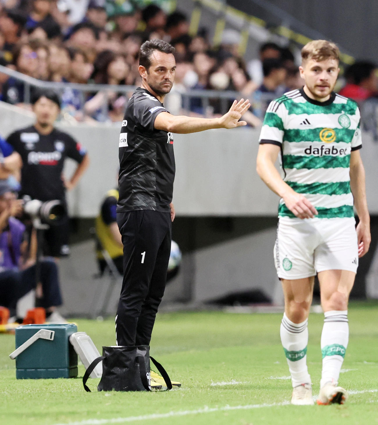G大阪対セルティック　選手に指示を出すG大阪のポヤトス監督（撮影・加藤哉）