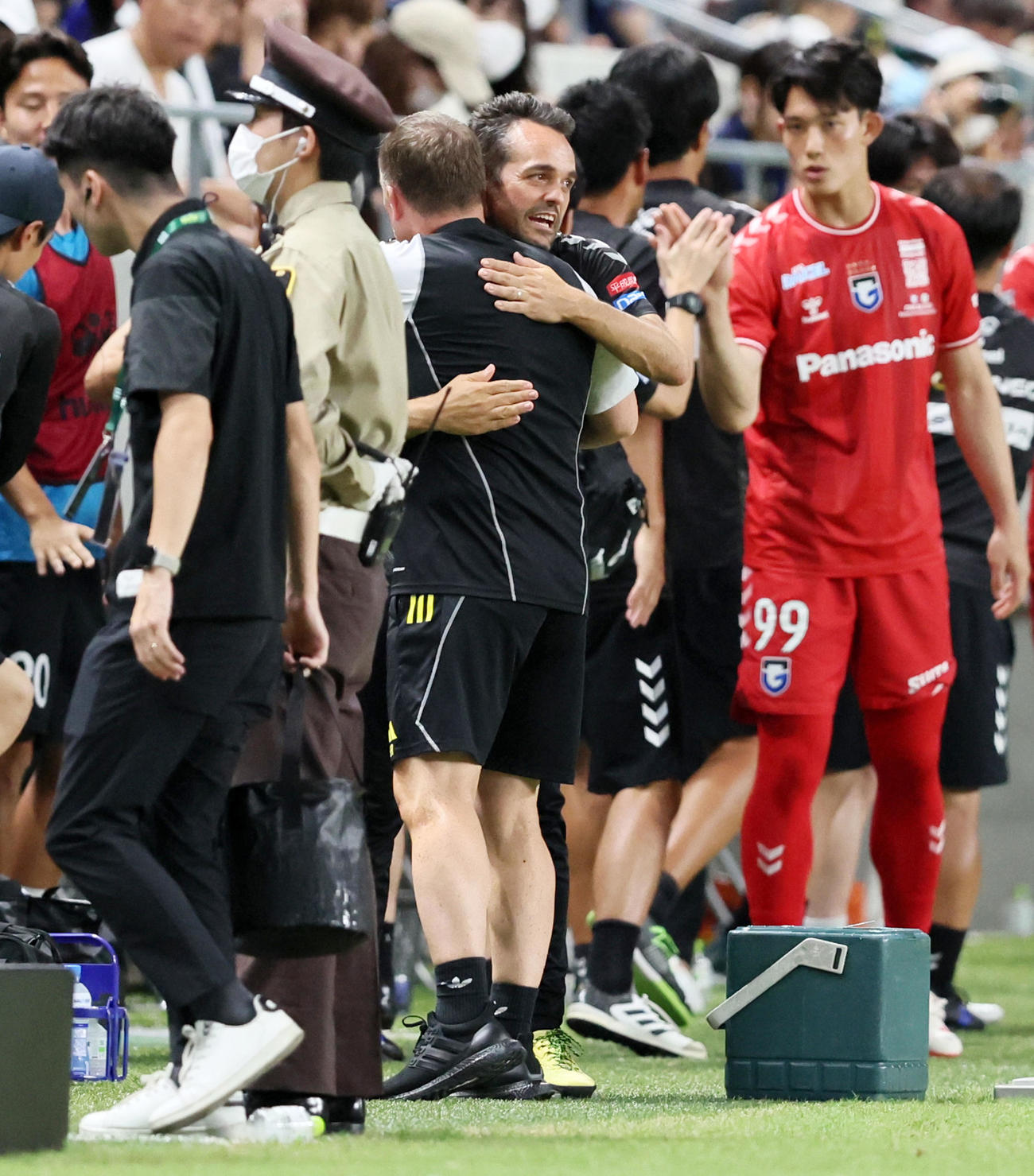 G大阪対セルティック　試合を終えセルティックのロジャーズ監督（左）とハグするG大阪のポヤトス監督（撮影・加藤哉）