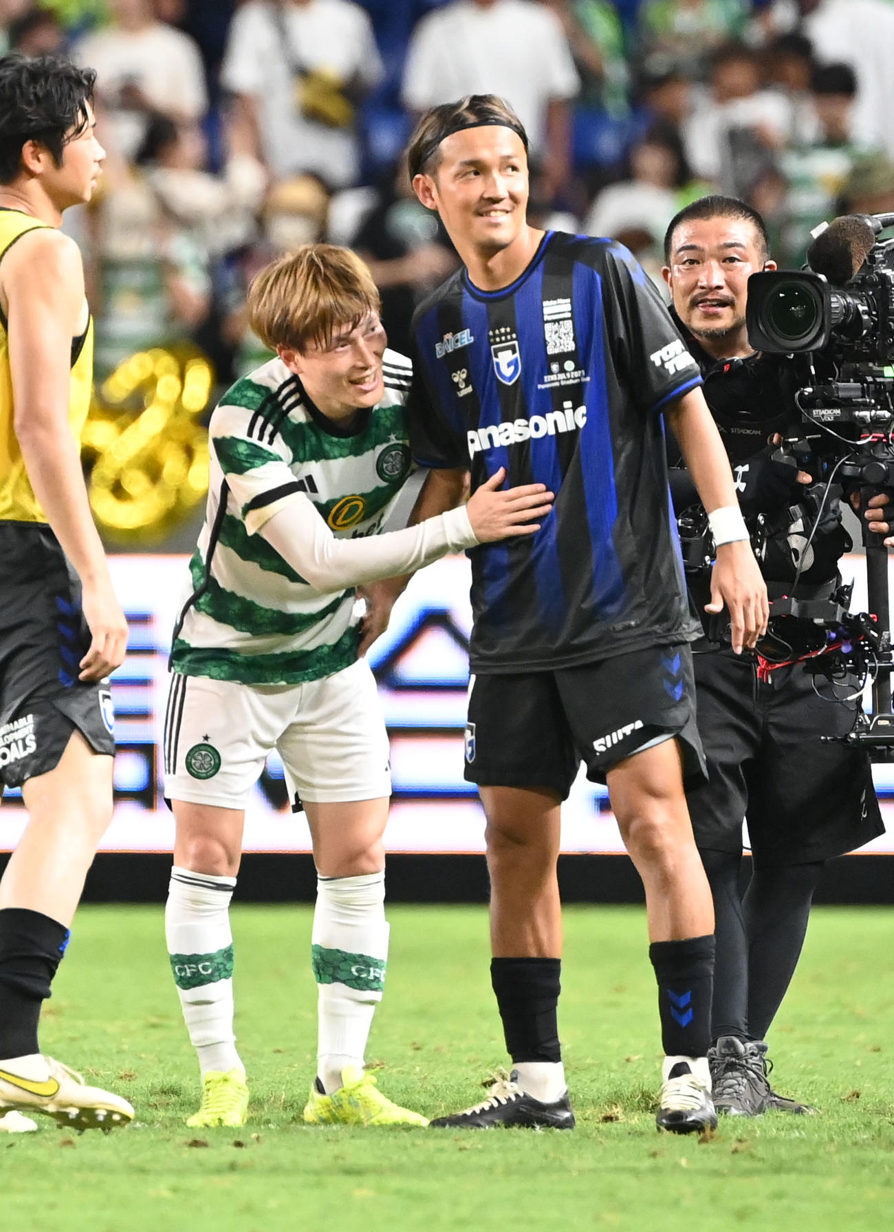 G大阪対セルティック　試合後、健闘をたたえ合うセルティック古橋（左）とG大阪宇佐美（撮影・和賀正仁）