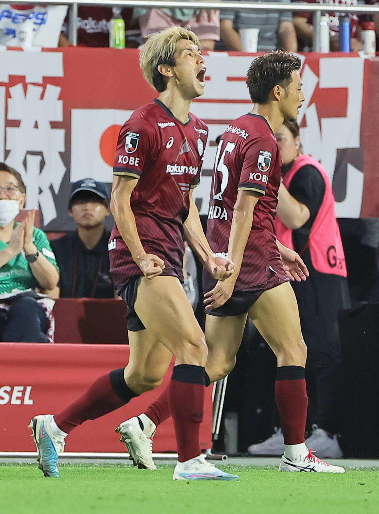 神戸対川崎F　後半、同点ゴールを決めた神戸大迫は雄たけびをあげて喜ぶ（撮影・上田博志）