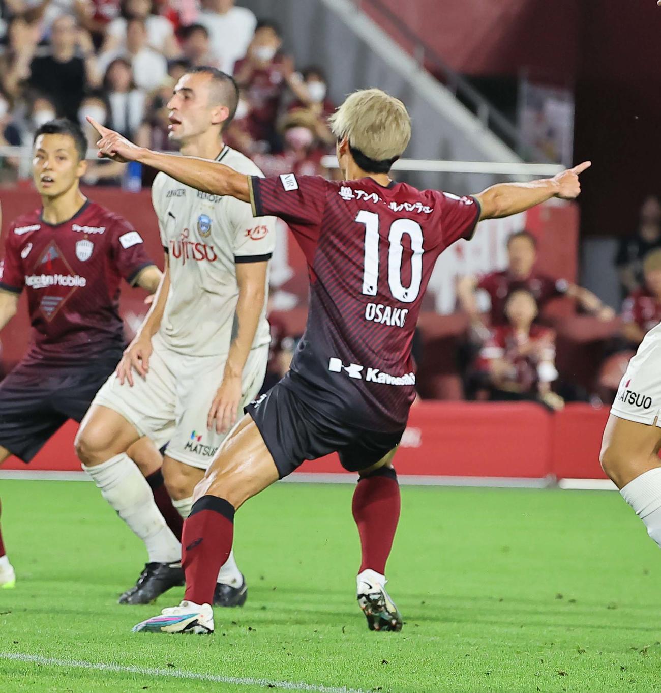 神戸対川崎F　後半、同点ゴールを決めた神戸大迫は両手を広げて喜ぶ（撮影・上田博志）