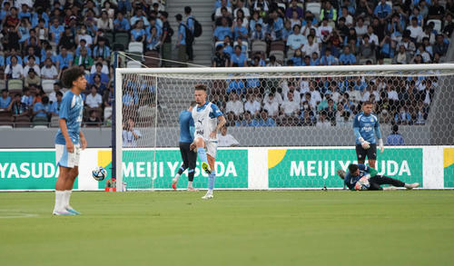横浜対マンチェスター・シティ　試合開始前のアップをするマンチェスター・シティの選手（撮影・井上学）