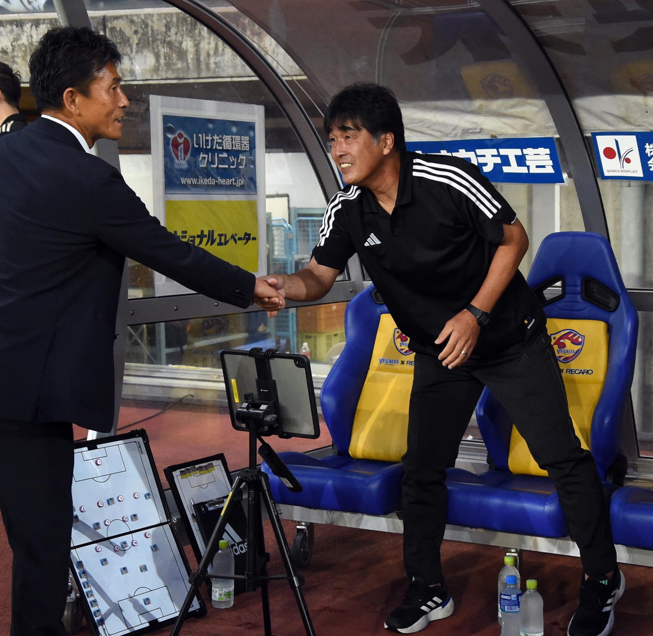仙台対東京V　試合前にあいさつする仙台堀新監督（右）と東京V城福監督（撮影・山田愛斗）
