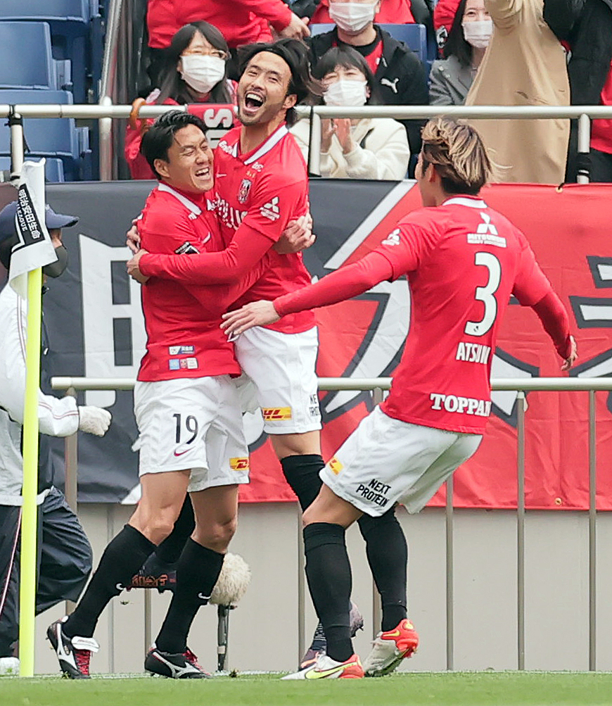 2022年3月の磐田戦で先制ゴールを決めて喜ぶ浦和犬飼智也（中央）