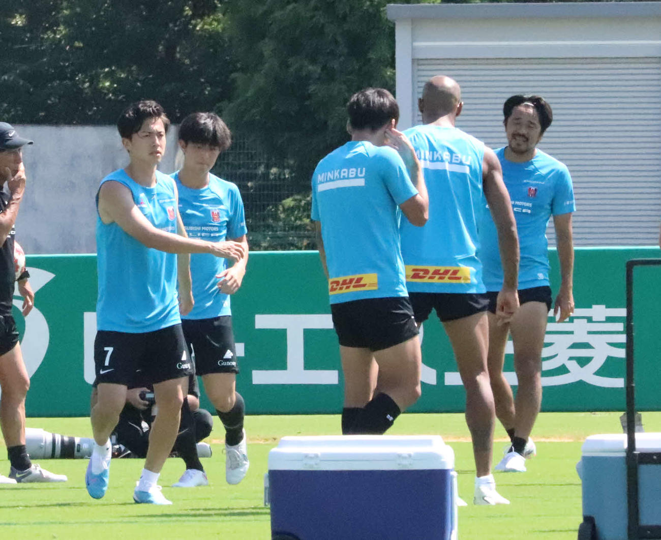 浦和に加入し練習に参加したMF安部裕葵（左）