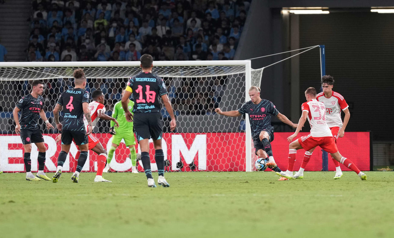 バイエルン対マンチェスター・シティ　後半、攻め上がるマンチェスター・シティ・ハーランド（右から3人目）（撮影・井上学）