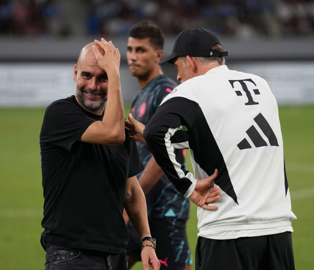 バイエルン対マンチェスター・シティ　試合後、話し合うマンチェスター・シティのグアルディオラ監督（左）とバイエルン・ミュンヘン・トーマス・トゥヘル監督（撮影・井上学）