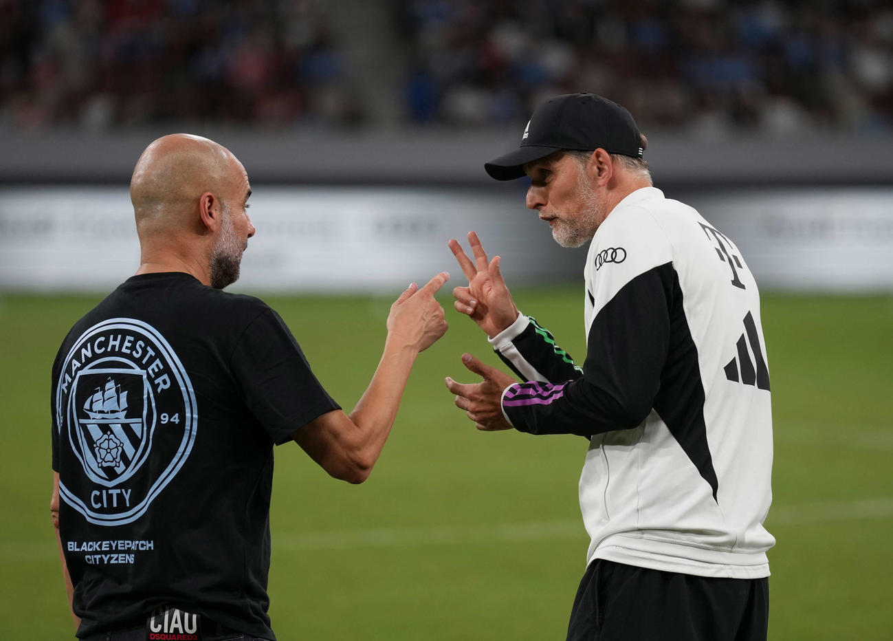 バイエルン対マンチェスター・シティ　試合後、話し合うマンチェスター・シティのグアルディオラ監督（左）とバイエルン・ミュンヘン・トーマス・トゥヘル監督（撮影・井上学）
