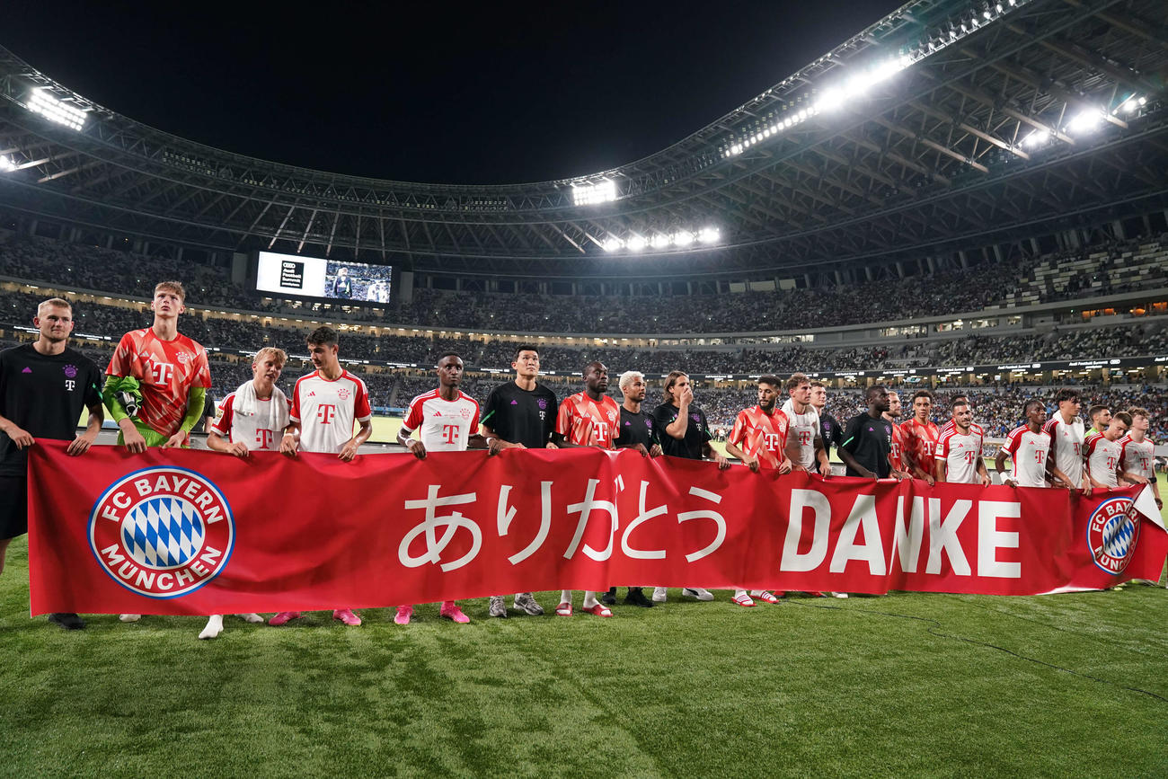 バイエルン対マンチェスター・シティー　試合後、サポーターにあいさつするバイエルン・ミュンヘンの選手たち（撮影・井上学）