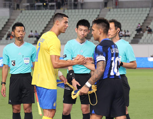 アルナスル対インテル・ミラノ　試合を前に握手を交わすアルナスルのクリスティアーノ・ロナウド（左）とインテル・ミラノのラウタロ・マルティネス（撮影・藤尾明華）