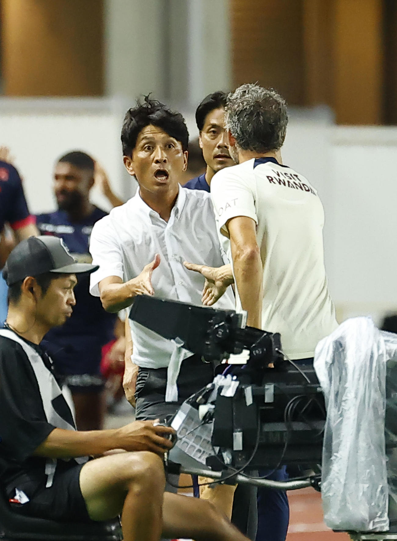 C大阪対パリ・サンジェルマン　試合を終えパリ・サンジェルマンのパリ・サンジェルマンのルイス・エンリケ監督と握手を交わすC大阪小菊監督（左）（撮影・藤尾明華）