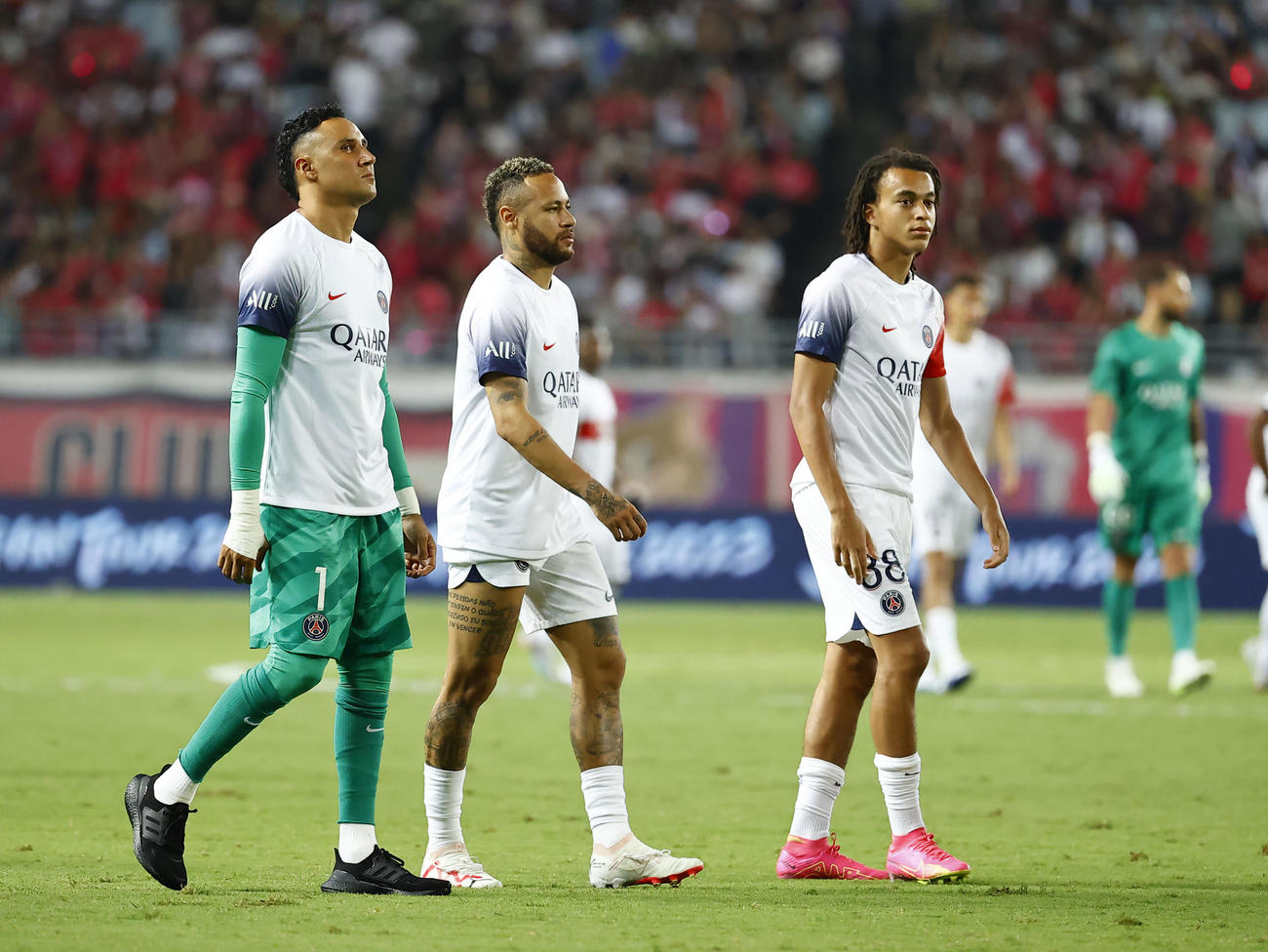 C大阪対パリ・サンジェルマン　試合を終え、ランニングに向かうパリ・サンジェルマンの（左から）GKケイロル・ナバス、ネイマール、イーサン・エムバぺ（撮影・藤尾明華）