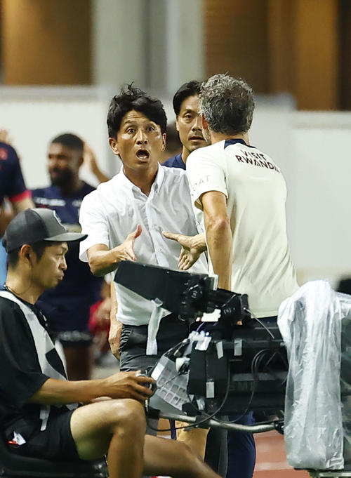 C大阪対パリ・サンジェルマン　試合を終えパリ・サンジェルマンのパリ・サンジェルマンのルイス・エンリケ監督と握手を交わすC大阪小菊監督（左）（撮影・藤尾明華）