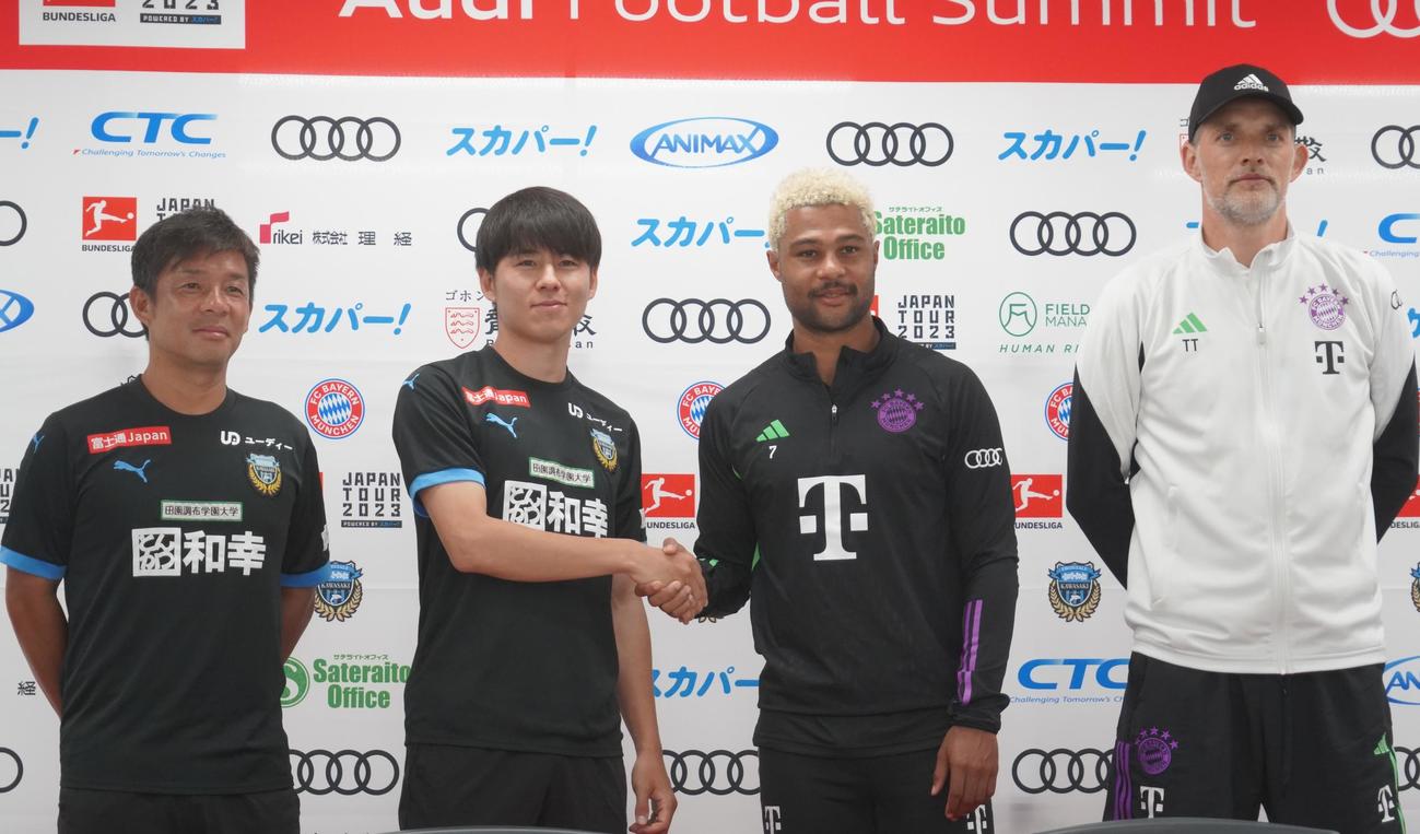 親善試合の前日会見に出席した、左から川崎フロンターレ鬼木達監督、脇坂泰斗、バイエルン・ミュンヘンのセルジュ・ニャブリ、トーマス・トゥヘル監督（撮影・佐藤成）