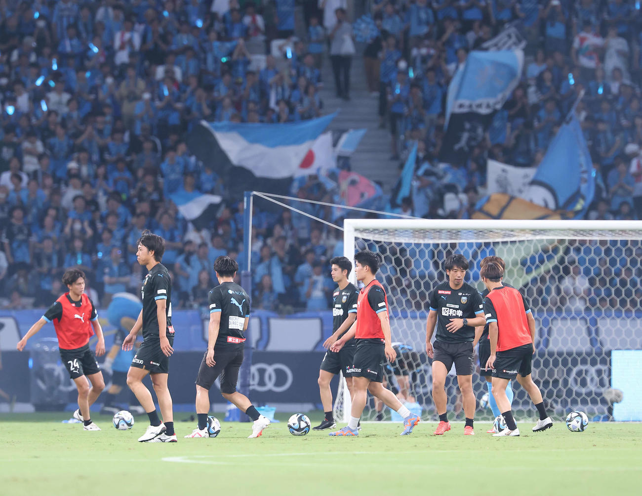 川崎F対バイエルン・ミュンヘン　試合前、練習する川崎Fの選手たち（撮影・河田真司）