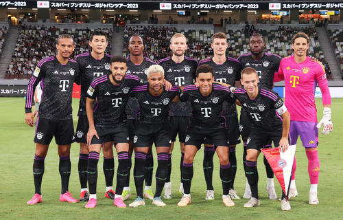 川崎F対バイエルン・ミュンヘン　試合開始前、写真に納まるのバイエルン・ミュンヘン選手たち（撮影・河田真司）