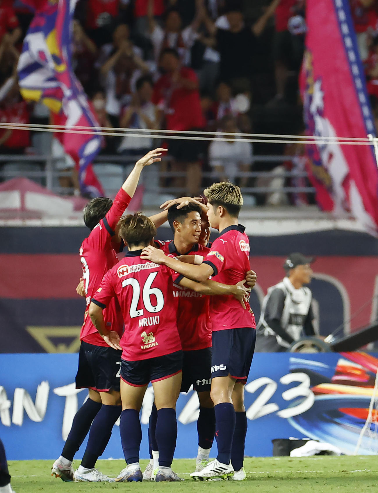 C大阪対パリ・サンジェルマン　後半、チーム3点目となる勝ち越しゴールを決め祝福されるC大阪香川（左から3人目）（撮影・藤尾明華）