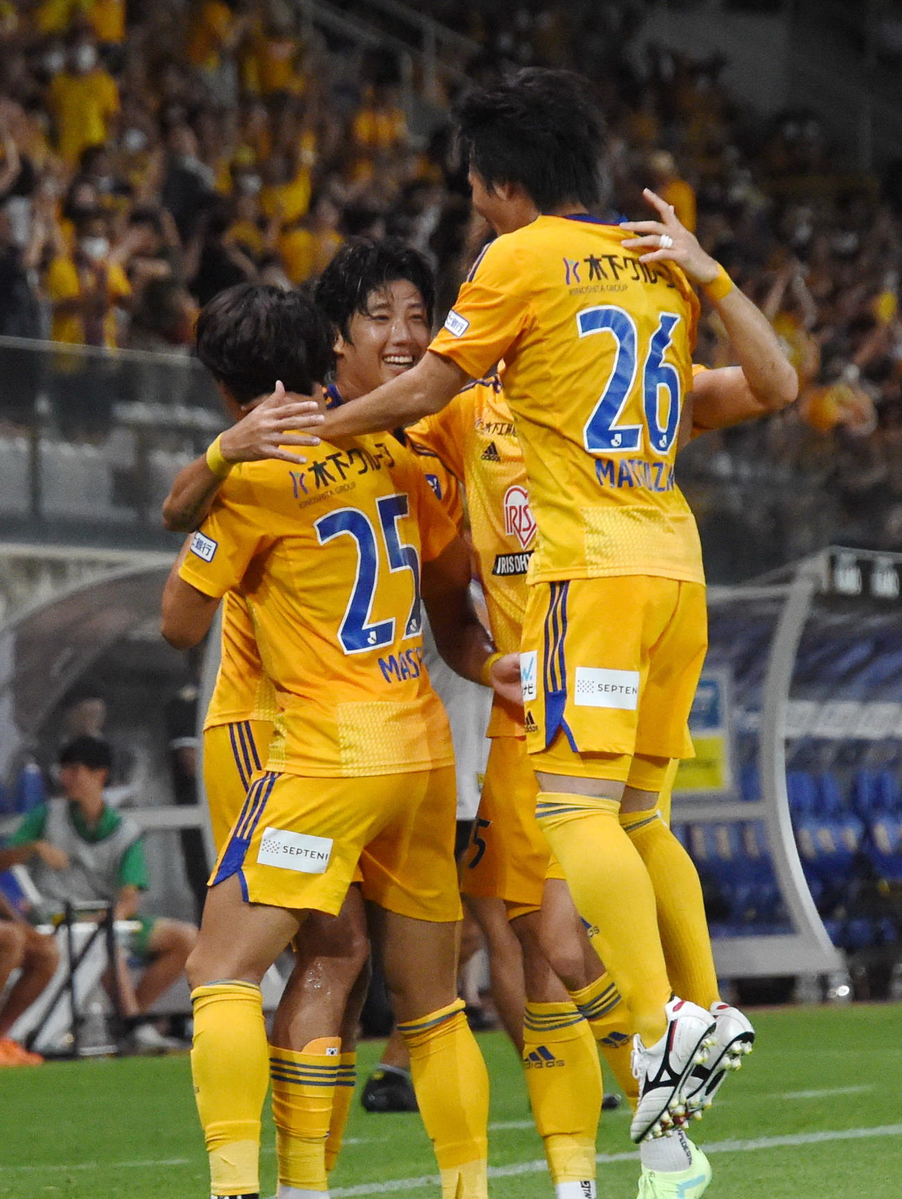 仙台対藤枝　前半、先制ゴールに歓喜するFWホ・ヨンジュン（左から2人目）ら仙台の選手たち（撮影・山田愛斗）
