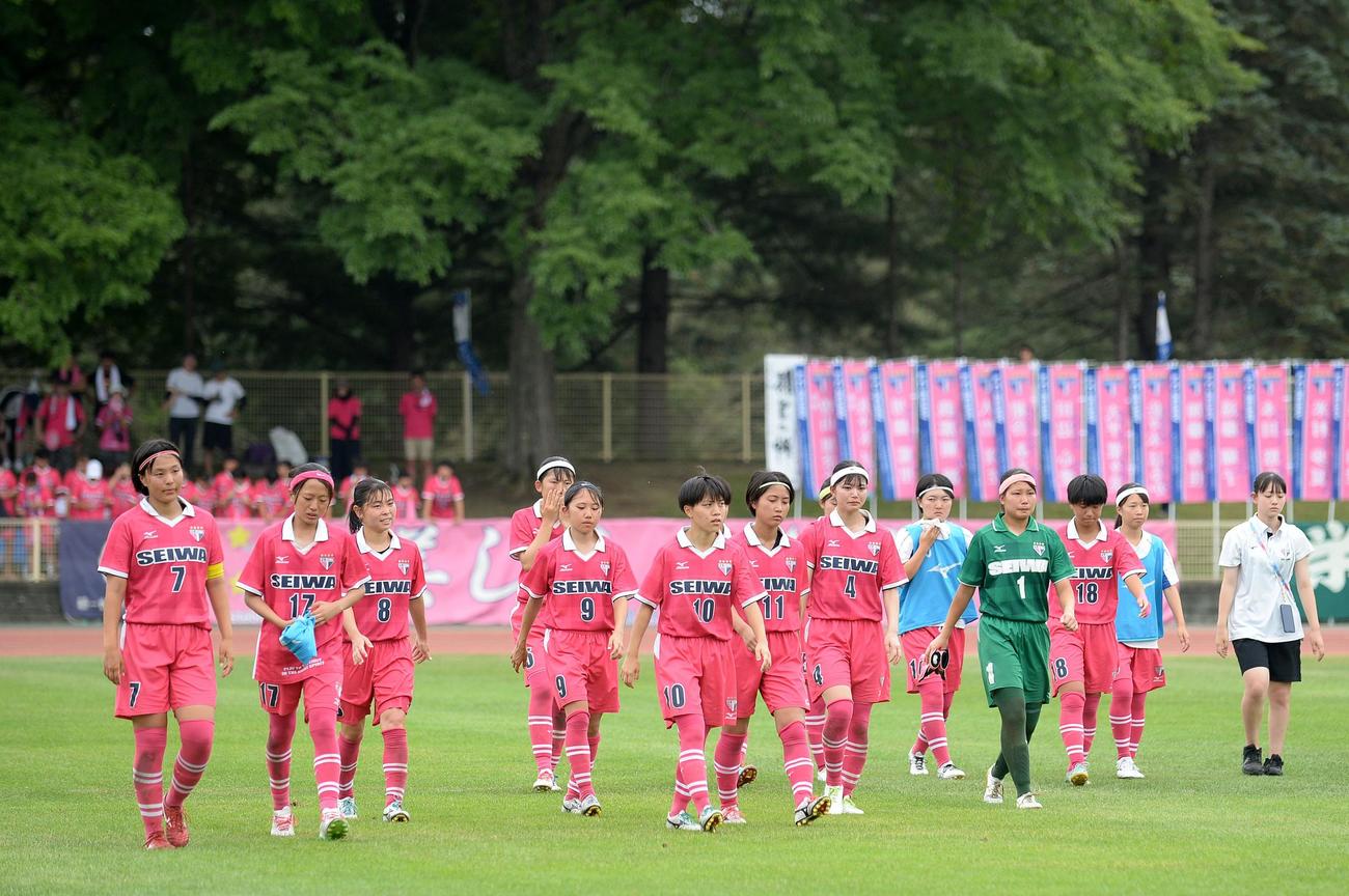 準優勝に終わり、肩を落とす聖和学園の選手たち