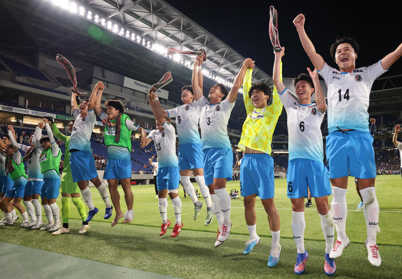 6月7日、天皇杯2回戦でG大阪に勝利し大喜びする高知イレブン