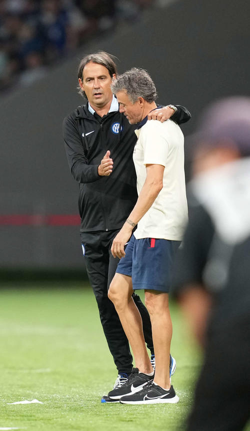 試合後、話し合うインテル・ミラノのシモーネ・インザーギ監督（左）とパリ・サンジェルマンのルイス・エンリケ監督（（撮影・井上学）