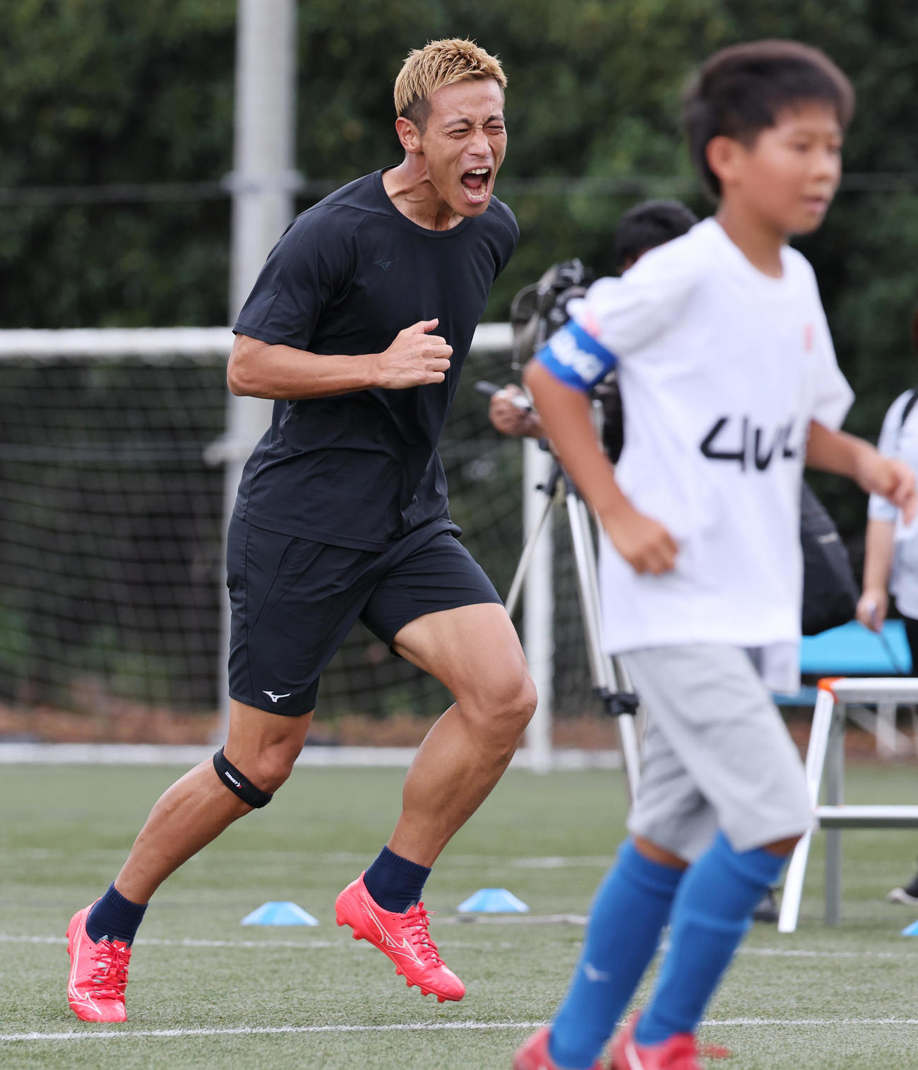 4対4のU10サッカー全国大会を創設し会見を行った本田圭佑は、子どもたち相手のエキシビションマッチでゴールを決め喜ぶ（撮影・野上伸悟）