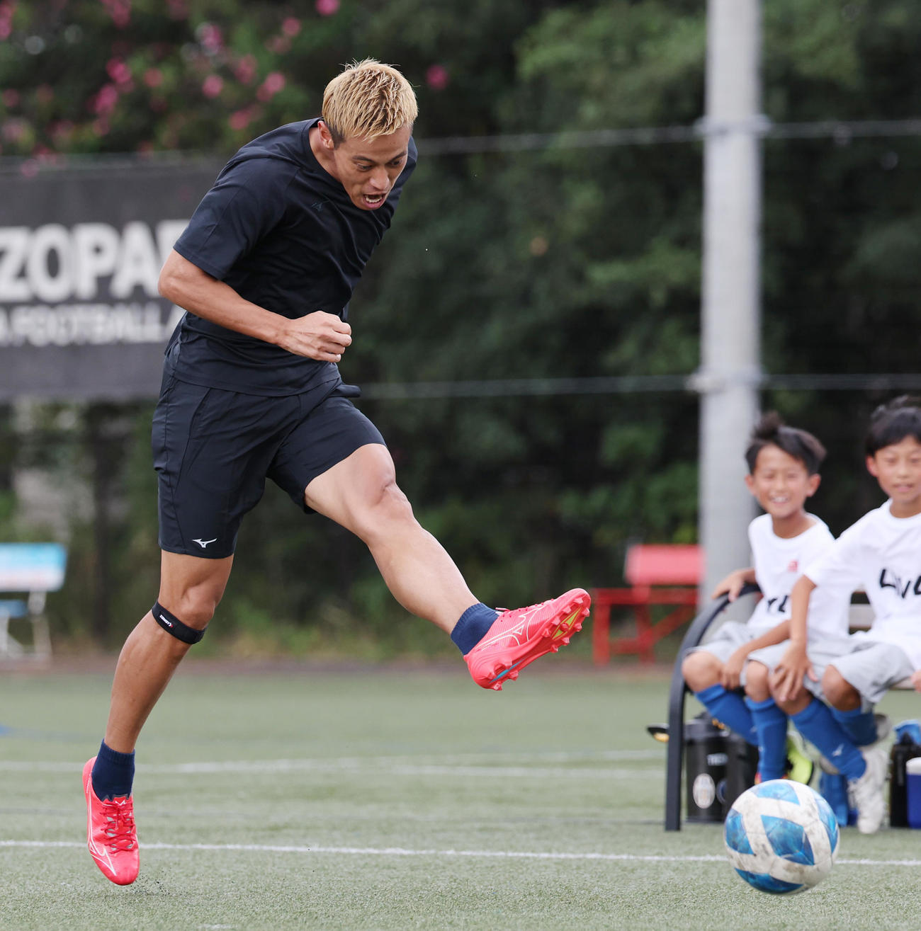 4対4のU10サッカー全国大会を創設し会見を行った本田圭佑は、子どもたち相手のエキシビションマッチでゴールを決める（撮影・野上伸悟）