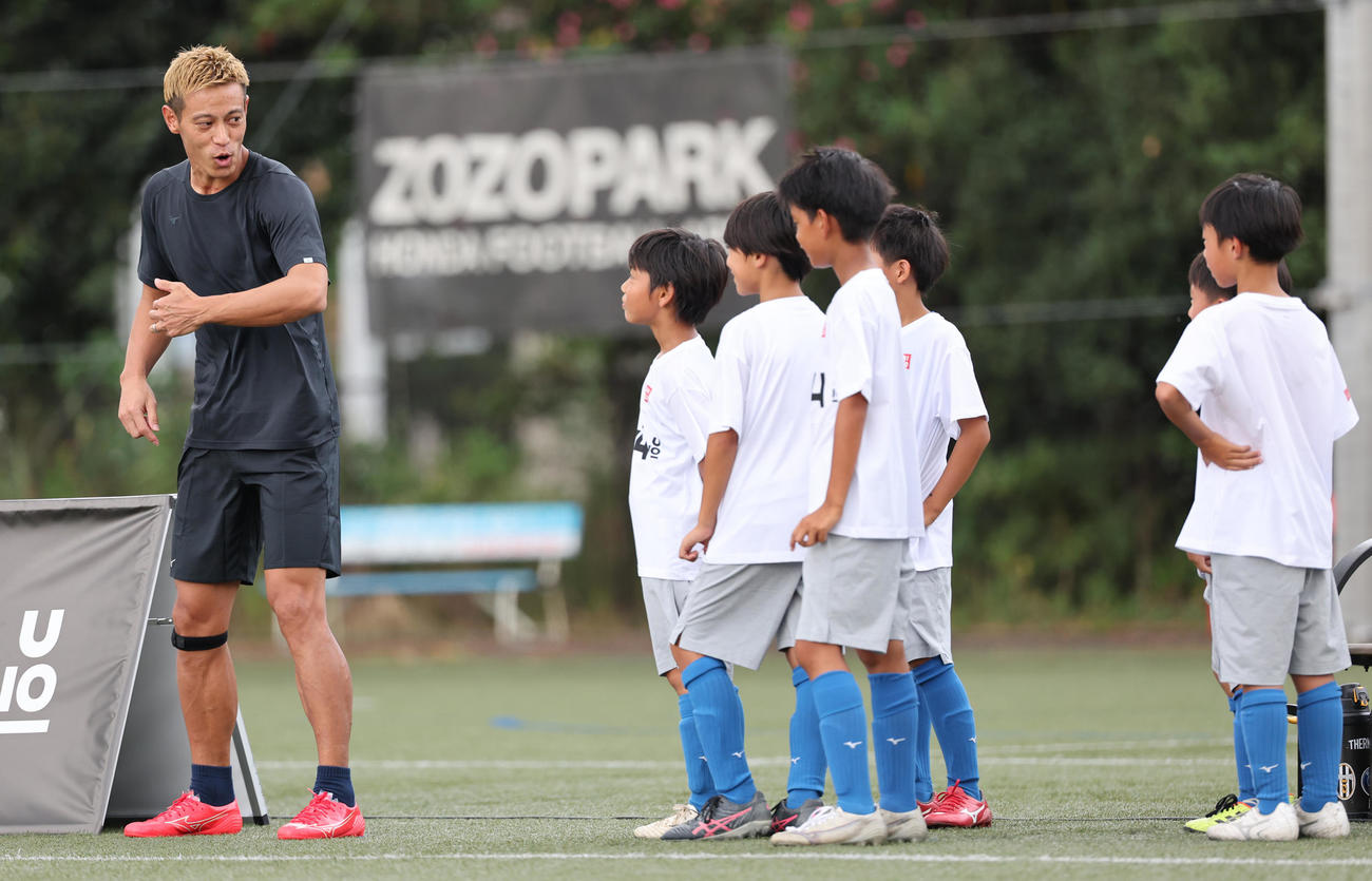 エキシビションマッチを前に子どもたちと話をする本田圭佑（撮影・野上伸悟）
