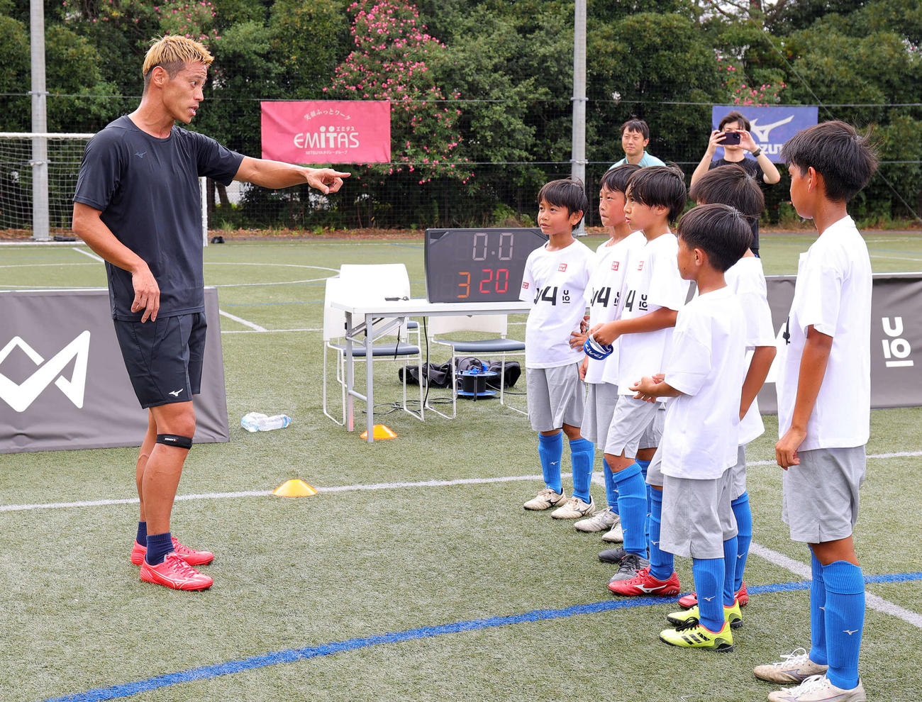 エキシビションマッチを前に子どもたちと話をする本田圭佑（撮影・野上伸悟）