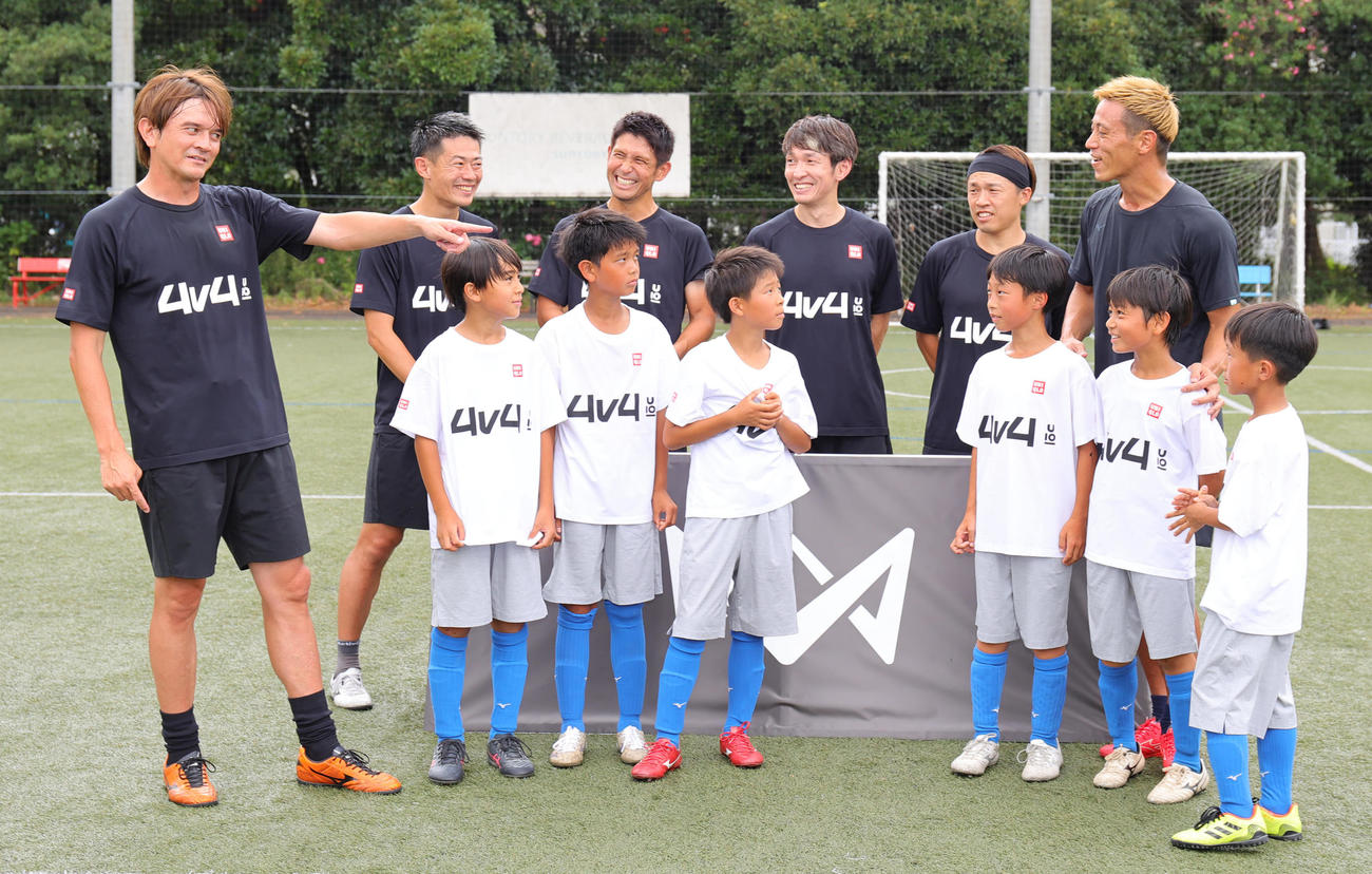 子どもたちにカレン・ロバート（左）のことを知っているかと聞く本田圭佑（撮影・野上伸悟）