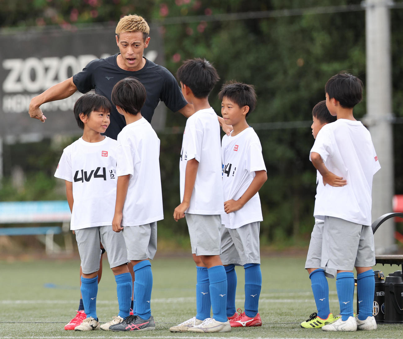 エキシビションマッチを前に子どもたちと話をする本田圭佑（撮影・野上伸悟）