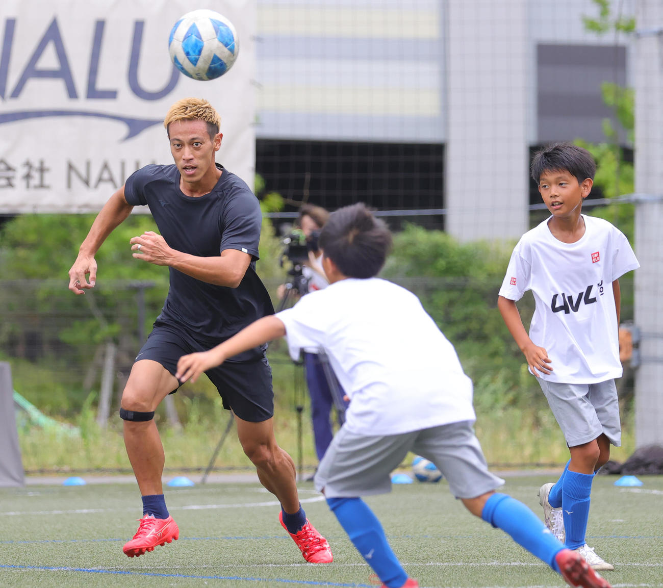4対4のU10サッカー全国大会を創設し会見を行った本田圭佑は、子どもたち相手のエキシビションマッチでプレー（撮影・野上伸悟）