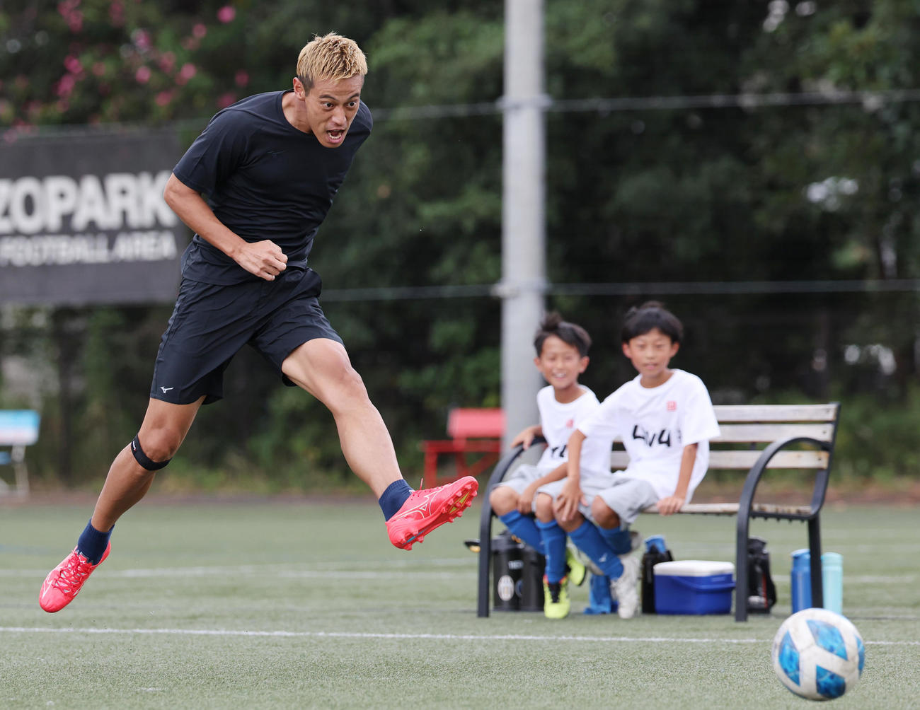4対4のU10サッカー全国大会を創設し会見を行った本田圭佑は、子どもたち相手のエキシビジョンマッチでゴールを決める（撮影・野上伸悟）