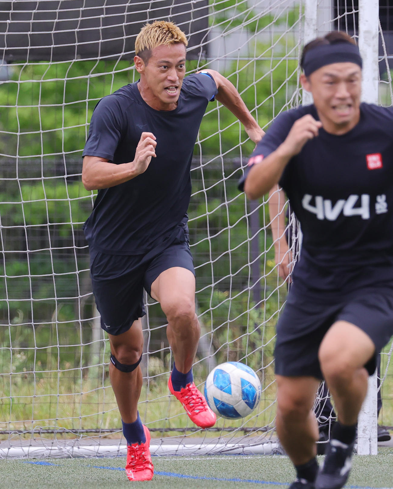 4対4のU10サッカー全国大会を創設し会見を行った本田圭佑は、子どもたち相手のエキシビジョンマッチでプレー（撮影・野上伸悟）