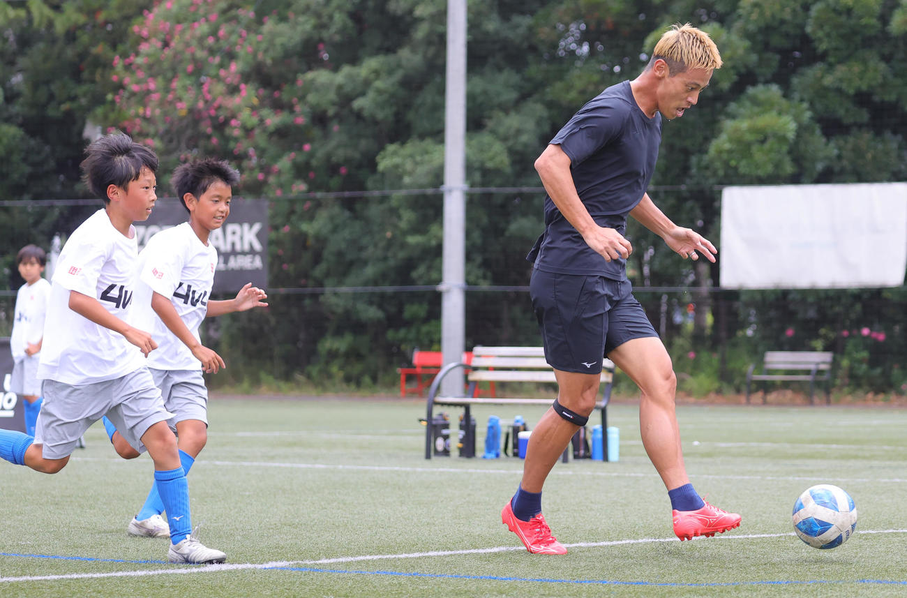 4対4のU10サッカー全国大会を創設し会見を行った本田圭佑は、子どもたち相手のエキシビジョンマッチでプレー（撮影・野上伸悟）