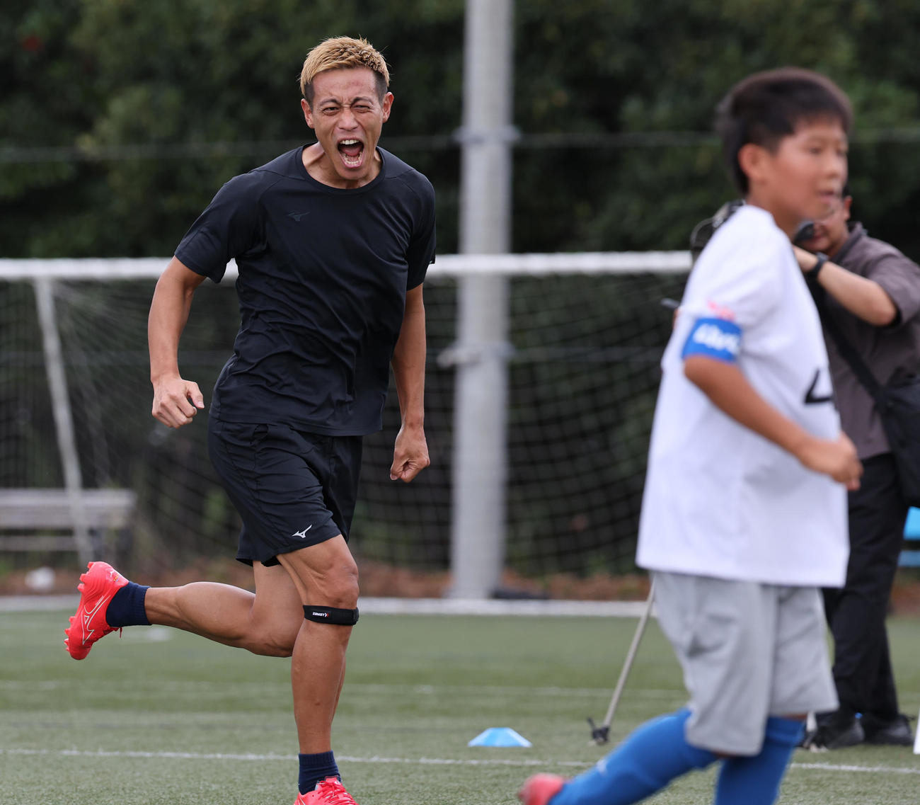 4対4のU10サッカー全国大会を創設し会見を行った本田圭佑は、子どもたち相手のエキシビションマッチでゴールを決め喜ぶ（撮影・野上伸悟）