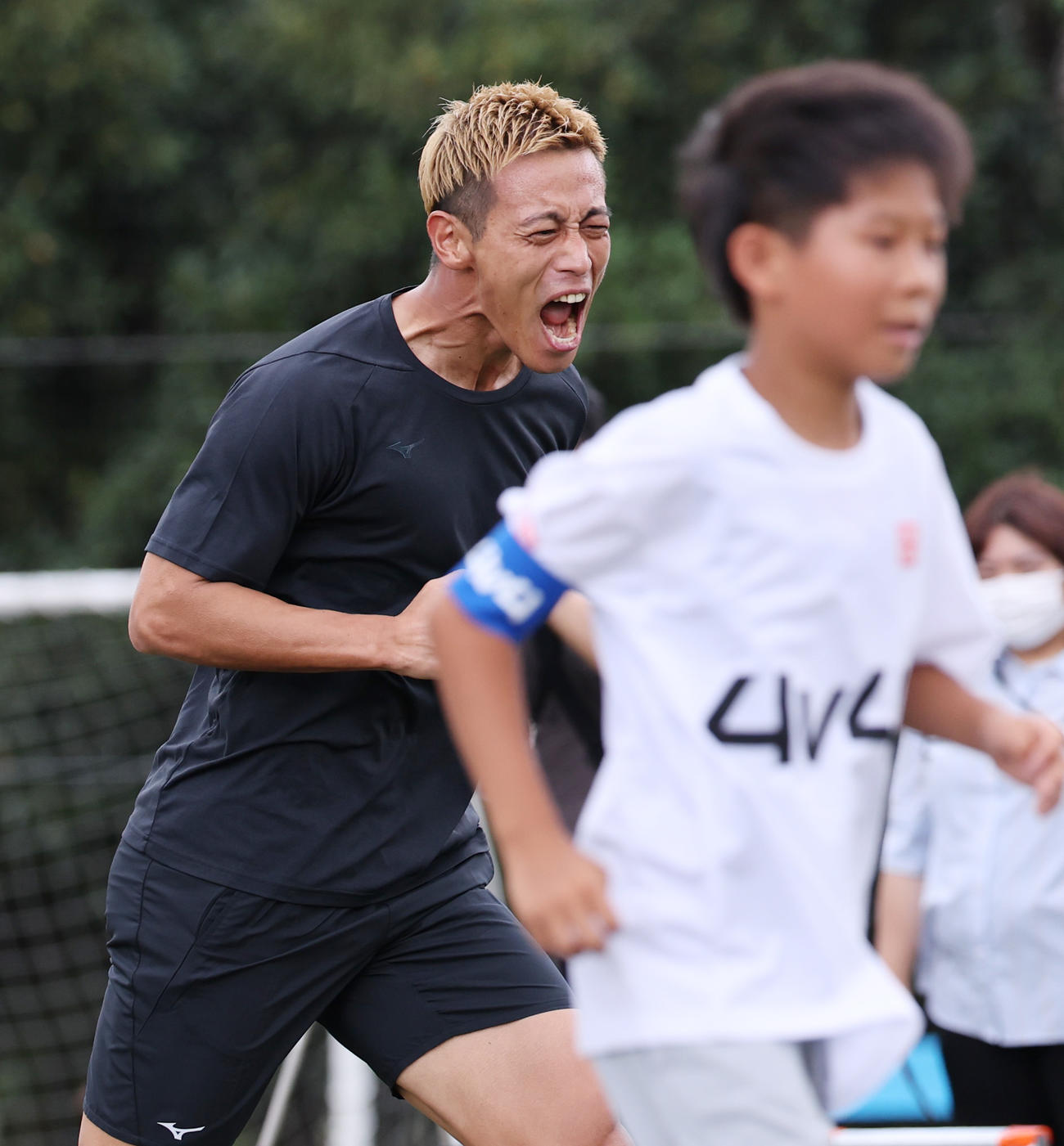 4対4のU10サッカー全国大会を創設し会見を行った本田圭佑は、子どもたち相手のエキシビションマッチでゴールを決め喜ぶ（撮影・野上伸悟）