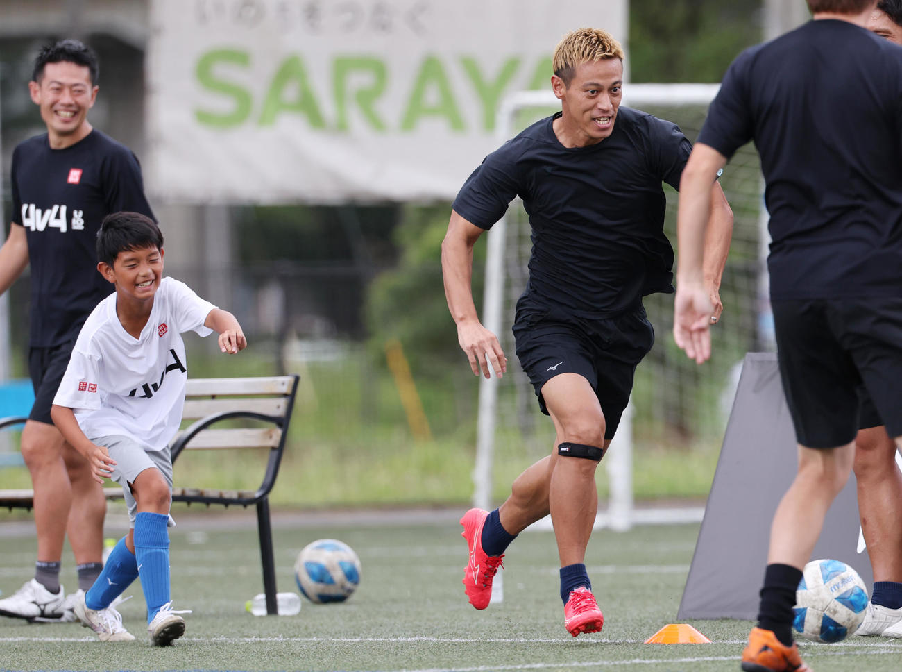 4対4のU10サッカー全国大会を創設し会見を行った本田圭佑は、子どもたち相手のエキシビションマッチでプレー（撮影・野上伸悟）